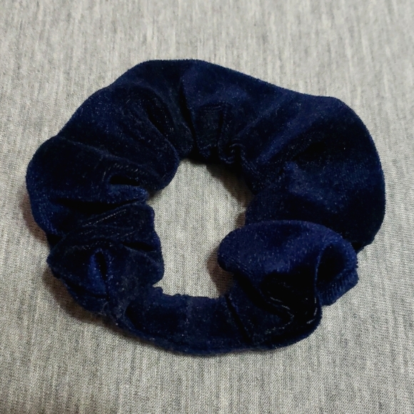 🔴 🆓️ FREE* Vintage Y2K Navy Blue Velvet Hair Scrunchie - Picture 1 of 4